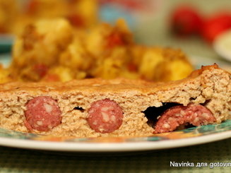 Куриный рулет с копчеными колбасками
