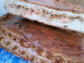Пирог с квашенной капустой и семгой