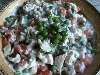 Салат из куриного мяса с морковью и зеленым горошком