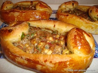Пиде (турецкие лепешки) с фаршем, фетой и помидорами
