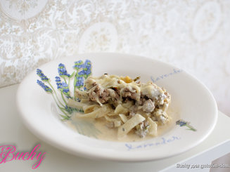 Запеченные под сыром гнезда-спагетти с фаршем и грибами