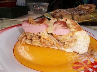 Пирог с кислой капустой и сосисками