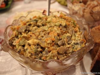 Грибной салат с сыром, морковью и солеными огурцами
