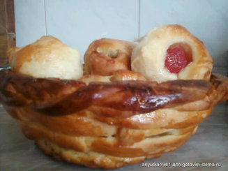 Корзинка с сахарными булочками и мармеладом