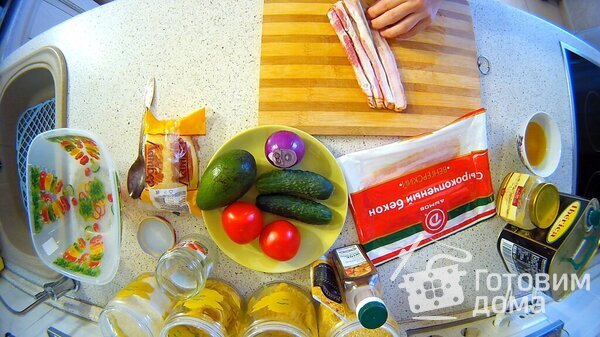 Салат из помидоров, авокадо, сыра и огурцов с медово-беконной заправкой фото к рецепту 1