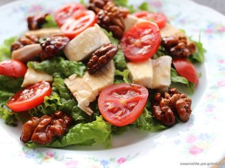 Салат с курицей и глазированными грецкими орехами