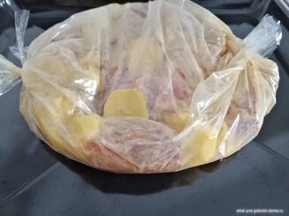 Запеченные свиные ребрышки с картофелем в рукаве