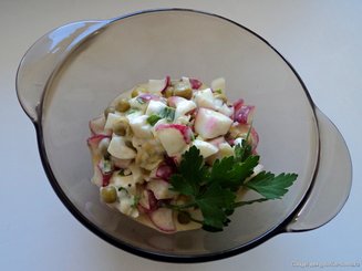 Салат из редиса с сыром и яйцами