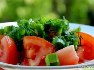 Салат из помидор с огурцами - что может быть нового?