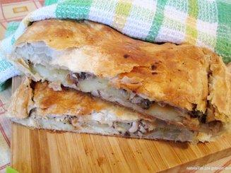 Пирог из слоёного теста с рыбными консервами