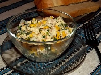 Салат с курицей, яичными блинчиками и кукурузой