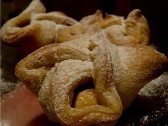 Слойки - пирожки с маскарпоне и вишней
