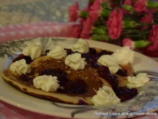 Чешские оладьи с ягодным соусом и взбитыми сливками