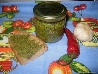 Песто из зелени петрушки с перцем чили