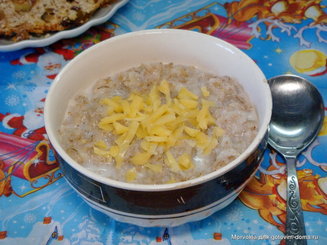 Овсяная каша со свежим шпинатом и сыром