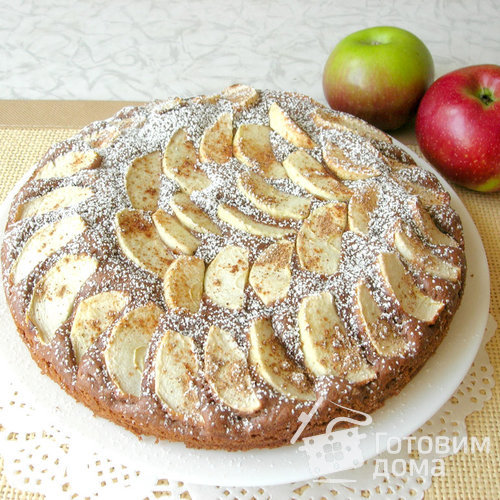 Шоколадный пирог с яблоками и корицей
