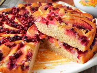 Пирог с яблоками и брусникой