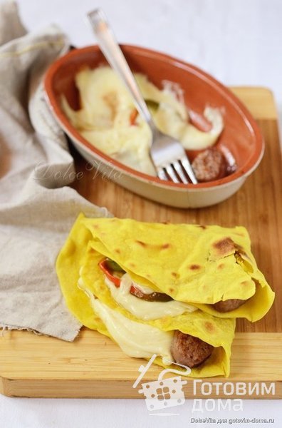 Queso flameado – Горячий сыр с колбасками и перцем фото к рецепту 3