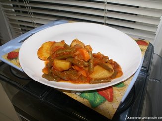 Тушеная стручковая фасоль с картофелем в томатном соусе