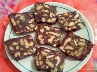сладкая колбаска с орехами и цукатами