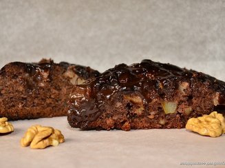 Шоколадно-ореховый пирог с грушами