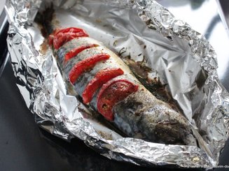 Запеченная скумбрия с укропом и помидорами