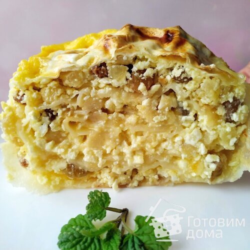 Творожный рулет с бананами и изюмом