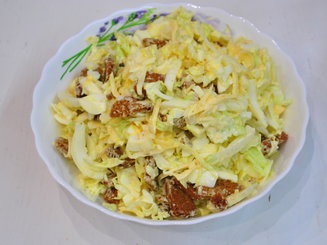 Хрустящий салат из пекинской капусты с сыром и сухариками