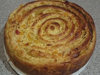 Пирог "улитка" с яблоками и курагой