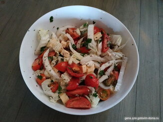 Салат айсберг с сыром и черри