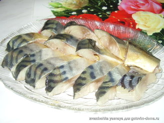 Соленая скумбрия с черносливом