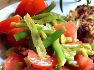 Салат с помидорами и стручковой фасолью