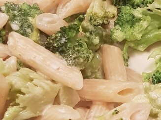 Паста со сметанным соусом и брокколи