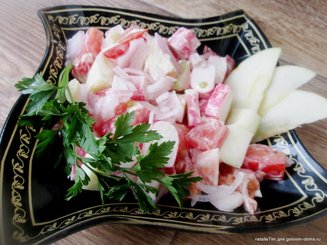 Крабовый салат с помидорами и яблоками
