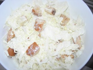 Хрустящий салат из пекинской капусты с сыром и сухариками