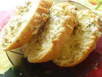 Запеченный батон с сыром и чесноком