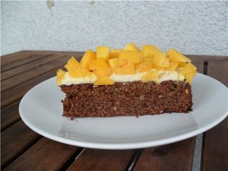 Шоколадный торт с лесным орехом и манго
