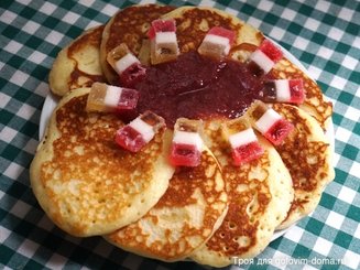 Чешские оладьи с ягодным соусом и взбитыми сливками