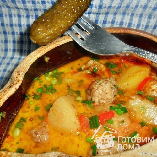 Рагу в горшочках из фрикаделек, с овощами и сливками