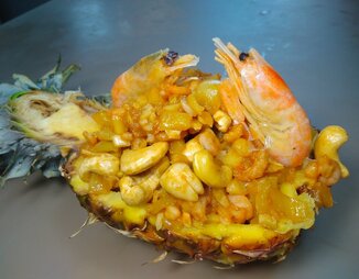 Жареные креветки в ананасе