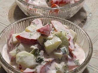 Салат из помидор с огурцами - что может быть нового?