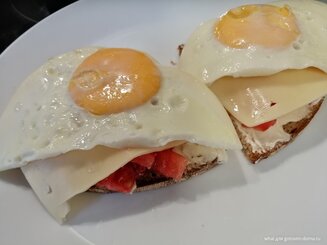 Сэндвич с сыром, помидором и яйцом