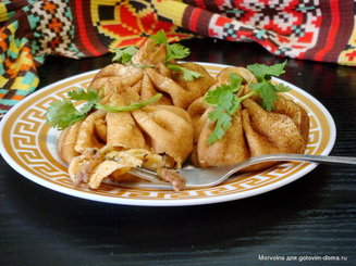 Блинные мешочки с начинкой из курицы с сыром
