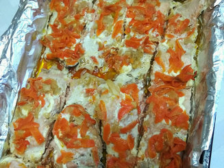 Рыба, запеченная с луком и морковью под сырно-майонезной корочкой