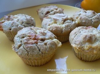 Кексы с острой колбасой и сыром