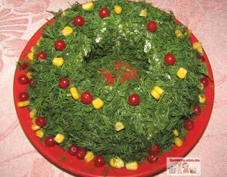 Салат «Рождественский венок» с куриным филе, сыром и яйцами