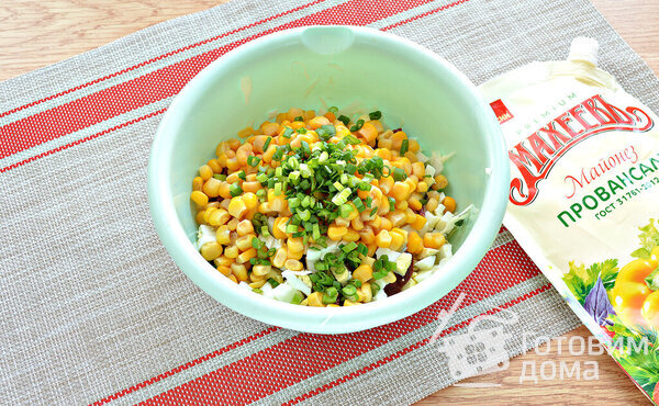 Праздничный салат с капустой, кукурузой и майонезом «МахеевЪ» фото к рецепту 6