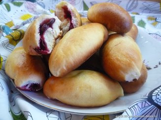 Пирожки с вишней и чёрной смородиной