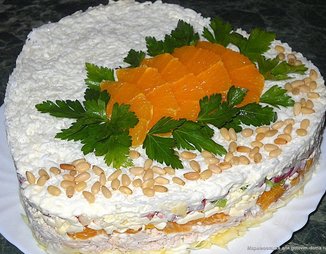 Слоёный салат с курицей, апельсинами и плавленым сыром