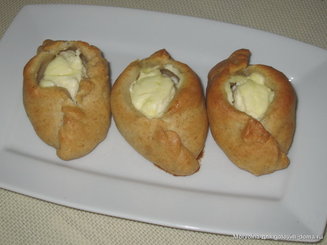 Открытые пирожки с сыром и зеленью